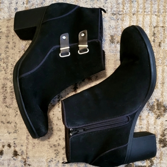Clarks Shoes - Clarks Black Suede Booties (Sz 9)